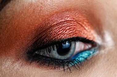 Makro çekimde pembe göz makyajı. Mükemmel gölgeleme. Yaratıcı makyaj