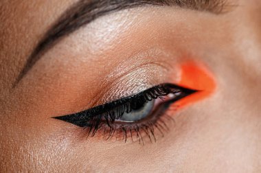 Makro çekimde pembe göz makyajı. Mükemmel gölgeleme. Yaratıcı makyaj