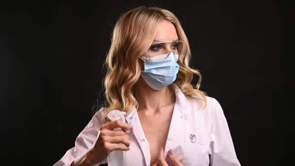 Atrakcyjna Blondynka Jako Lekarz Ręczna Obróbka Środkiem Dezynfekującym Spray Dezynfekcji — Wideo stockowe