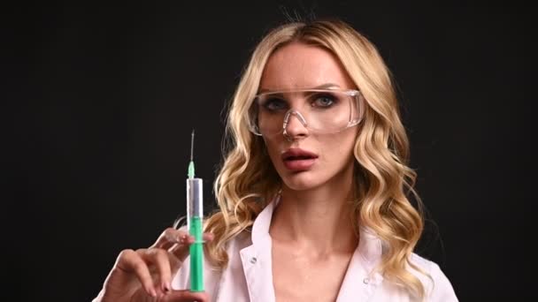 Attractive Blonde Doctor Spray Drops Syringe Syringe Injection — Stock Video