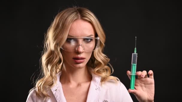Aantrekkelijk Blond Als Dokter Spuitdruppels Uit Een Spuit Injectiespuit — Stockvideo