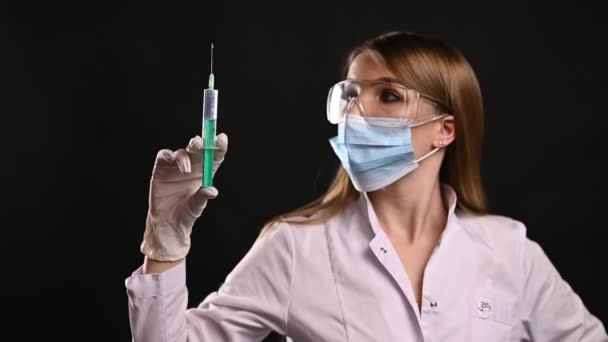 Attractive Blonde Doctor Spray Drops Syringe Syringe Injection Black Background — Stock Video