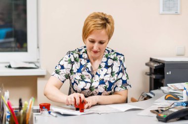 Veteriner evrakları resepsiyonda dolduruyor.