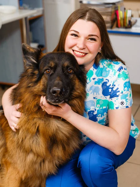 Guter Tierarzt Umarmt Einen Hund Untersuchung Eines Hundes Der Veterinärmedizin — Stockfoto