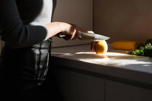 Atractiva Rubia Está Cocinando Cena Cocina —  Fotos de Stock