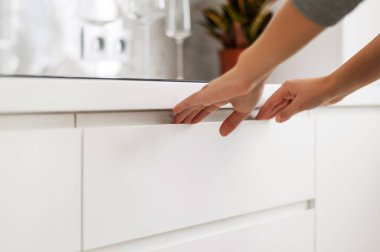 Mutfağın gösterimi. Mutfak dolapları, tezgahlar, yemek pişirme alanları. Yakın çekim.