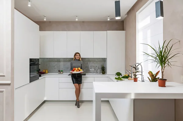 Kız Mutfakta Aşçı Modern Mutfak Mimarisi — Stok fotoğraf