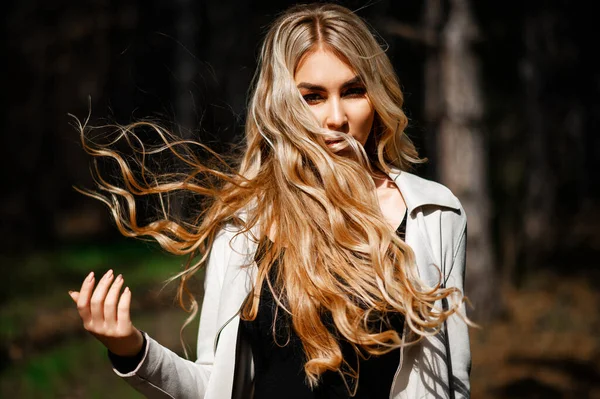 Привлекательная Блондинка Сером Плаще Прогуливается Лесу — стоковое фото