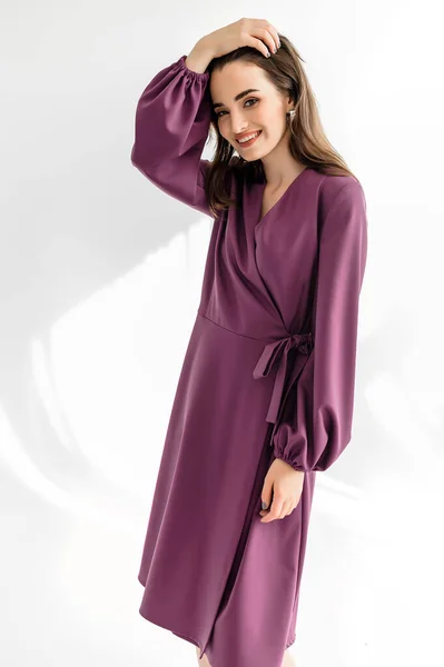 Привлекательная Темноволосая Женщина Фиолетовом Клетчатом Платье Белом Фоне Фотосессия Каталога — стоковое фото