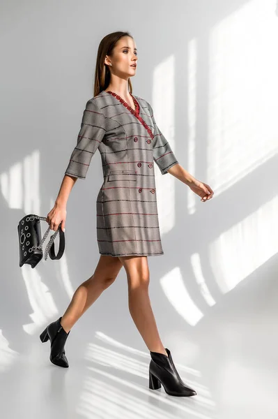 Atractiva Mujer Cabello Castaño Con Vestido Gris Cuadros Sobre Fondo —  Fotos de Stock