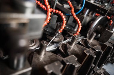 Metal ürünlerin üretimi. Boru oluşuyor. Kapat.