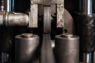 Metal ürünlerin üretimi. Boru oluşuyor. Kapat.