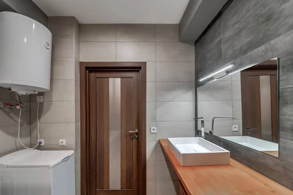 Modern Bir Çatı Katı Tarzı Daire Banyo — Stok fotoğraf