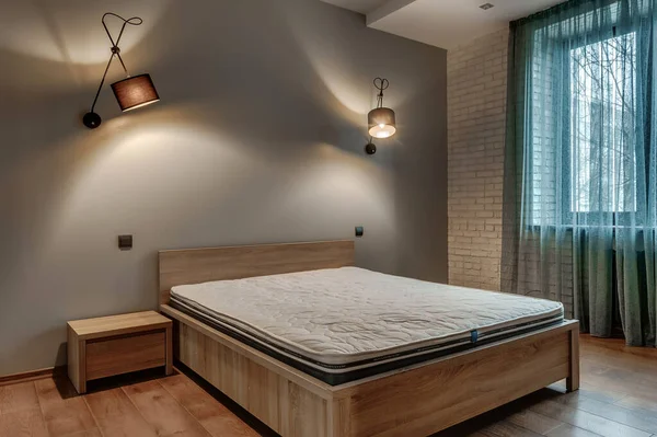 Modern bir çatı katı tarzı daire. Yatak odası.
