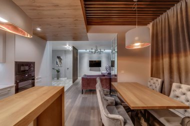 Dairenin içinde, çağdaş tarzda. Oturma odası ve mutfak.