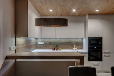 Dairenin içinde, çağdaş tarzda. Mutfak stüdyosu