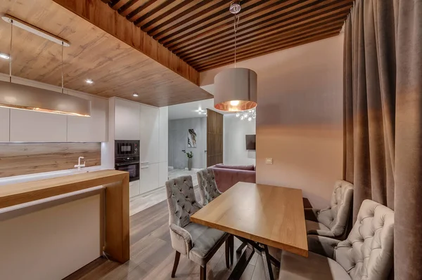 公寓的内部是当代风格的 客厅和厨房 — 图库照片