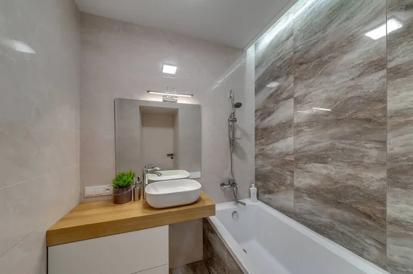 Dairenin Içinde Çağdaş Tarzda Banyo — Stok fotoğraf