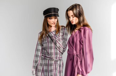 Beyaz elbiseli iki çekici kız.