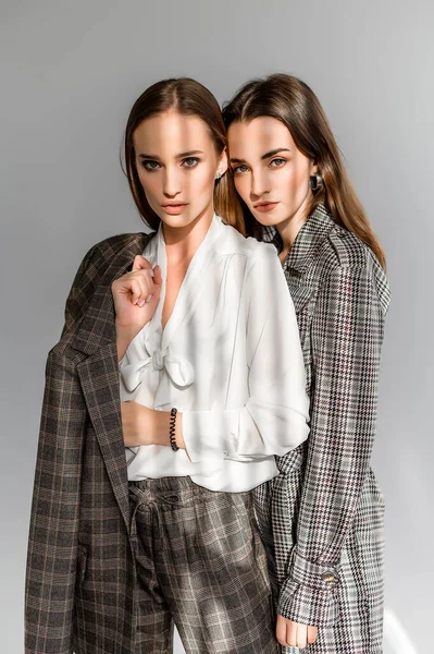 Deux Filles Costume Pantalon Une Salopette Carreaux Sur Fond Blanc — Photo