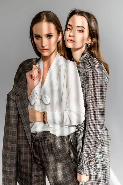 Deux Filles Costume Pantalon Une Salopette Carreaux Sur Fond Blanc — Photo