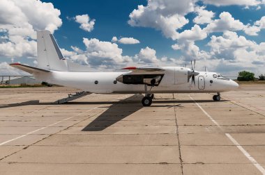AN-26 kargo uçağının dışı havaalanına park edilmiş.
