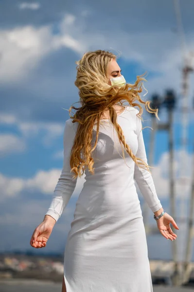 Hermosa Rubia Con Una Máscara Protectora Amarilla Posando Vestido Deportivo — Foto de Stock