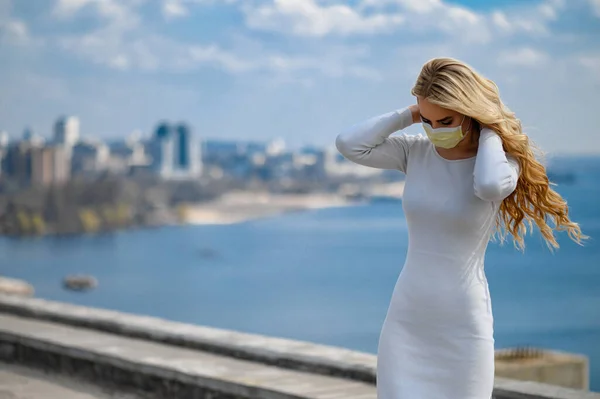 Linda Loira Com Uma Máscara Protetora Amarela Posando Vestido Esportes — Fotografia de Stock