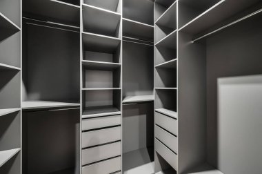 Modern bir çatı katı tarzı daire. Gri gardırop