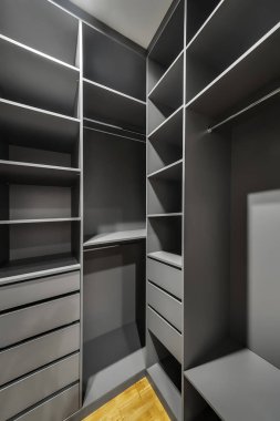 Modern bir çatı katı tarzı daire. Gri gardırop