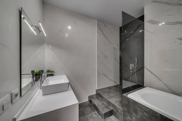 现代阁楼式公寓的内部 大理石浴室 — 图库照片