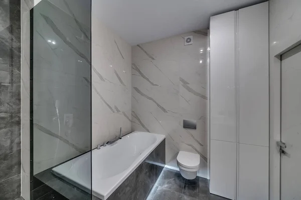 Interiér Moderního Podkrovního Bytu Mramorová Koupelna — Stock fotografie