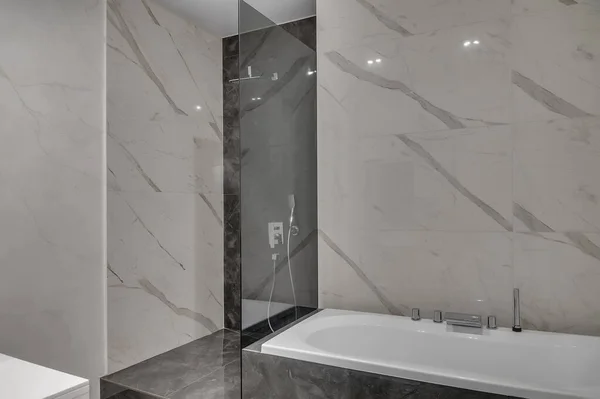 现代阁楼式公寓的内部 大理石浴室 — 图库照片
