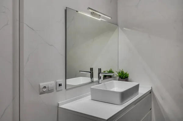 Modern Bir Çatı Katı Tarzı Daire Mermer Banyo — Stok fotoğraf