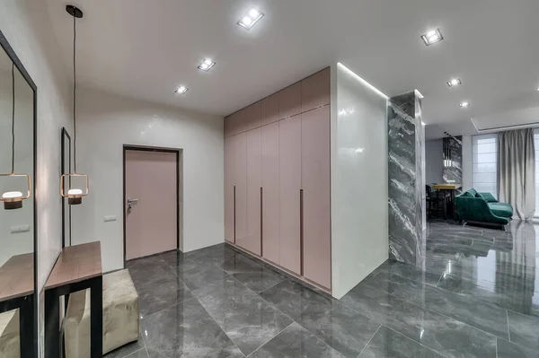 现代阁楼式公寓的内部 宽阔的走廊 — 图库照片
