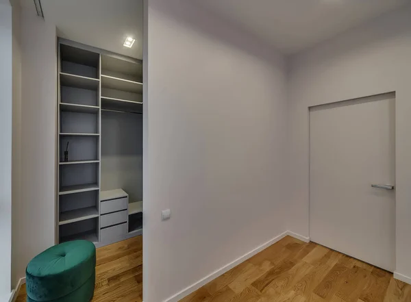 Modern bir çatı katı tarzı daire. Geniş yatak odası