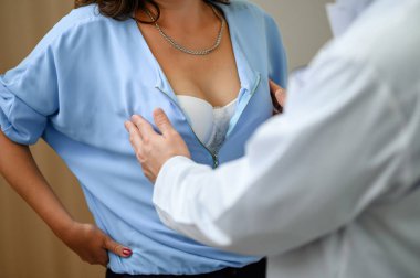 Bir mamolog tarafından meme bezinin muayene edilmesi ve incelenmesi. Göğüs muayenesi.