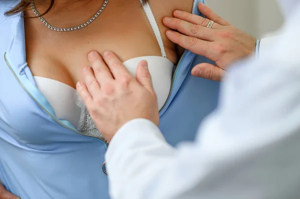 Bir mamolog tarafından meme bezinin muayene edilmesi ve incelenmesi. Göğüs muayenesi.