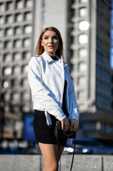 Atractiva Rubia Vestido Negro Cuero Blanco Pasea Por Ciudad —  Fotos de Stock