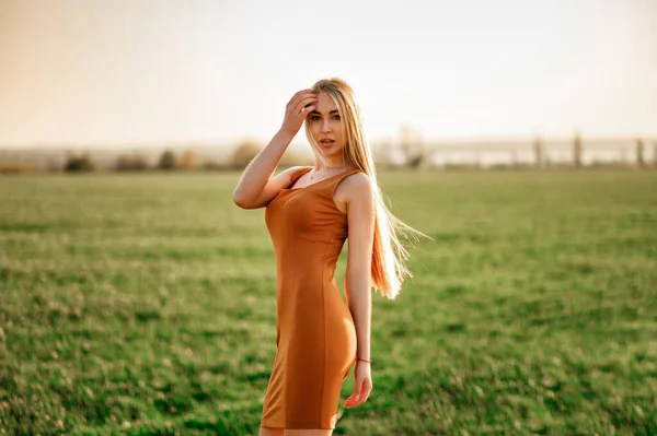 Rubia Lujo Corto Vestido Casual Naranja Posando Contra Campo Verde —  Fotos de Stock