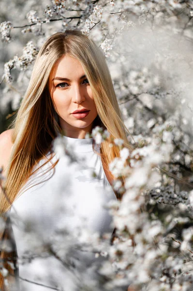 Розкішна Блондинка Білому Привабливому Боді Позує Квітучих Деревах — стокове фото