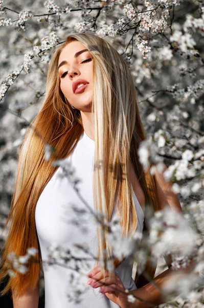Rubia Lujo Atractivo Traje Cuerpo Blanco Posando Árboles Florecientes —  Fotos de Stock