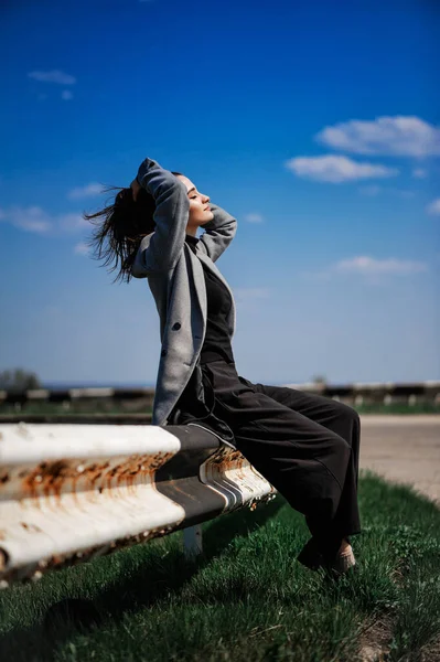 Yolda Poz Veren Çekici Bir Genç Kız Bir Model Çit — Stok fotoğraf
