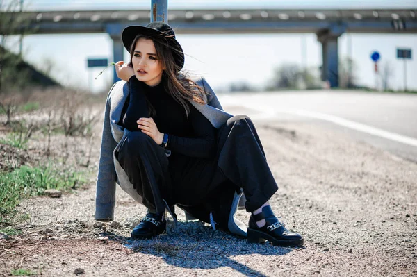 Fashionable Attractive Young Girl Posing Road Model Sitting Road — Stock Photo, Image