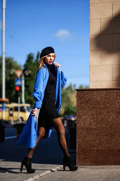 Loira Linda Elegante Lindo Manto Azul Caminha Cidade — Fotografia de Stock