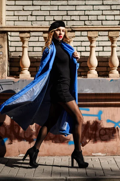 Elegante Hermosa Rubia Hermosa Abrigo Azul Camina Por Ciudad — Foto de Stock