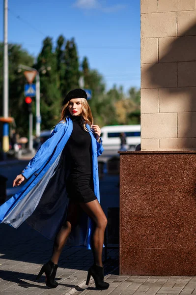 Elegant Gorgeous Beautiful Blonde Blue Cloak Walks City — Stock Photo, Image