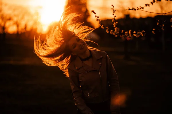 Beautiful Girl Enjoys Forever Sunset Swinging Waving His Hair — Stock Photo, Image