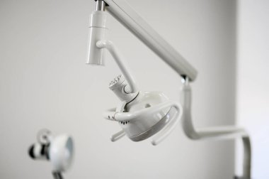 Ağız boşluğu, gırtlak ve gırtlak boşluğundaki işlemler sırasında ışıklandırma için lamba