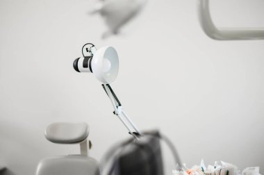 Ağız boşluğu, gırtlak ve gırtlak boşluğundaki işlemler sırasında ışıklandırma için lamba